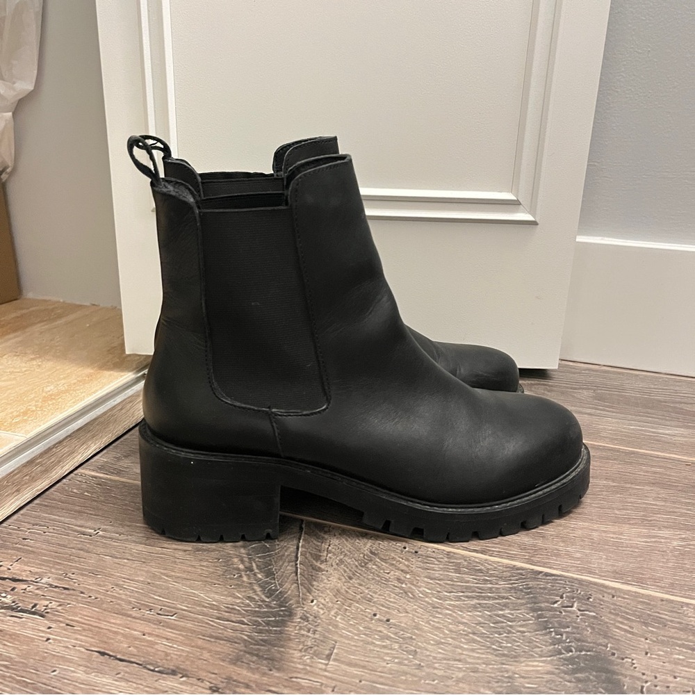 ❌SOLD❌ Urban Outfitters | Black Chelsea Boots (Size 8)